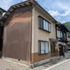 空き家バンク【売買】80万円 岐阜県飛騨市神岡町船津　眺めの良い高台・生活便利　渡り廊下で繋がるＲＣ離れ・物干場付き４ＤＫコンパクト２階建